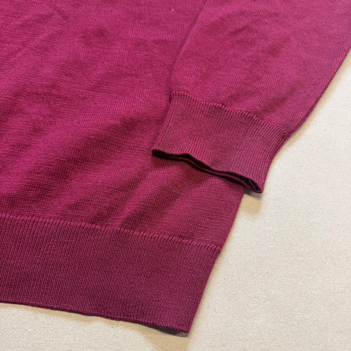 Lacoste vintage burgundy v-neck sweater – Close-up 3