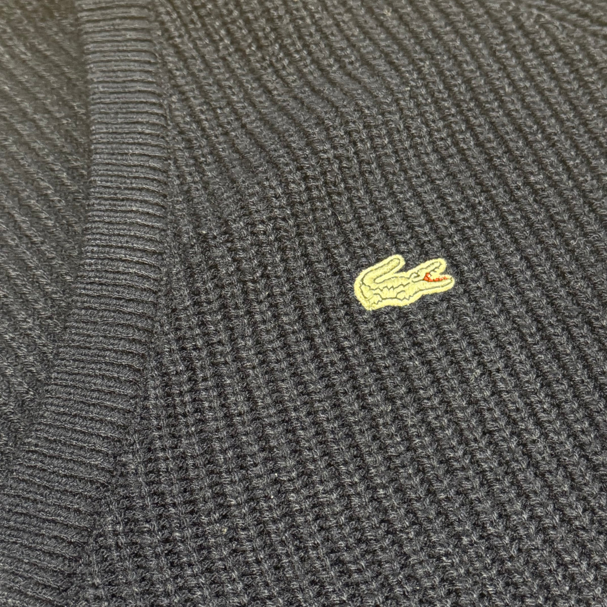 Lacoste vintage knitted v-neck sweatshirt – Close-up 1