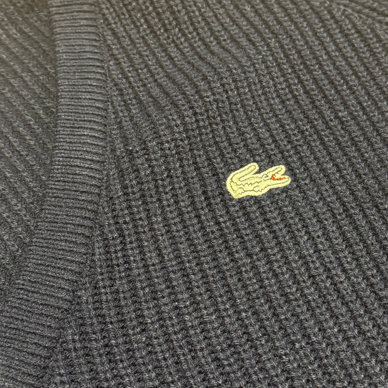Detailansicht: Sourced limited accessories and clothes Lacoste vintage knitted v-neck sweatshirt – Logo, Nähte oder Material
