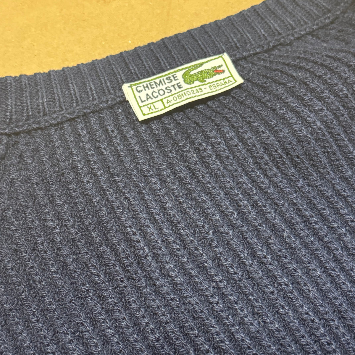 Lacoste vintage knitted v-neck sweatshirt – Close-up 2