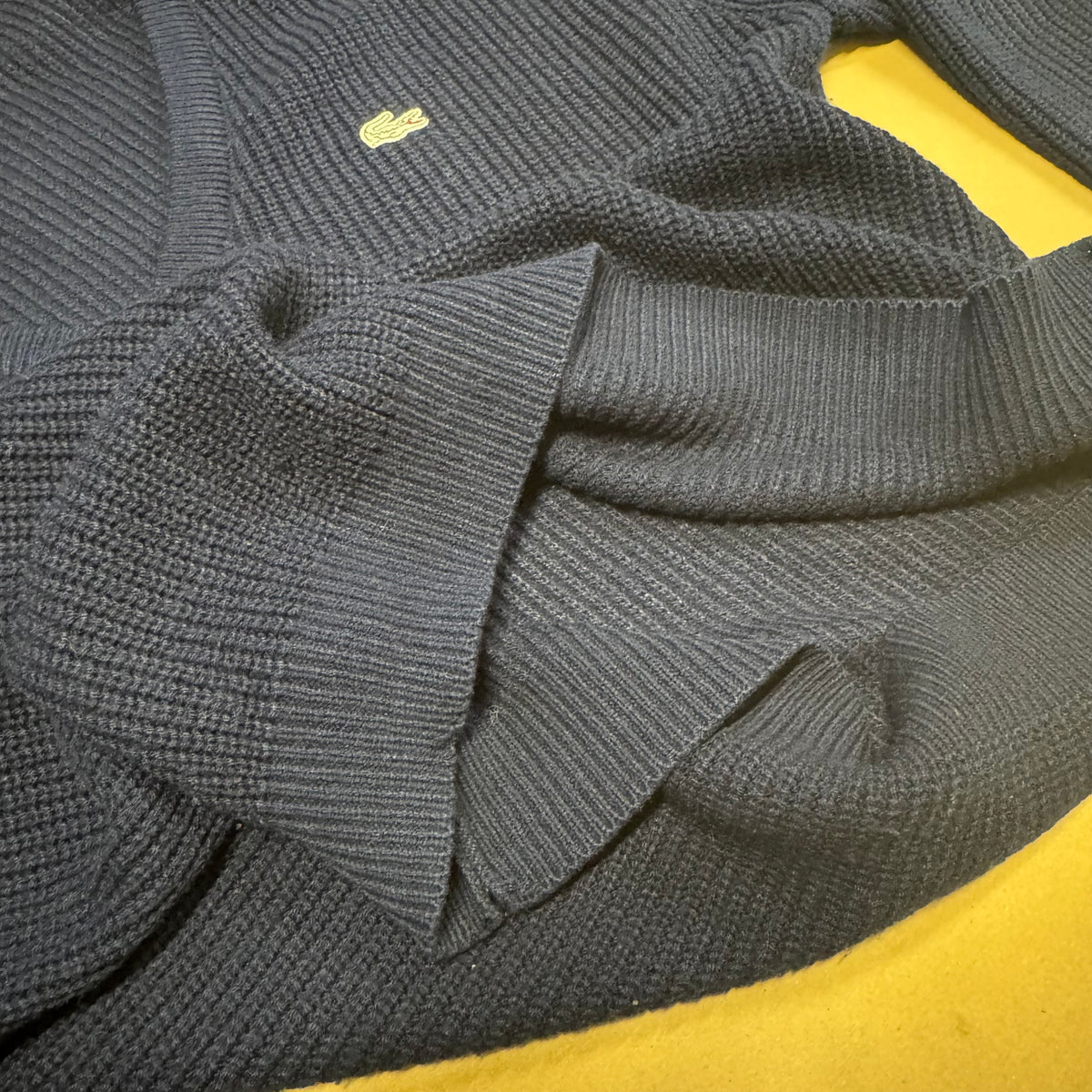 Lacoste vintage knitted v-neck sweatshirt – Close-up 3