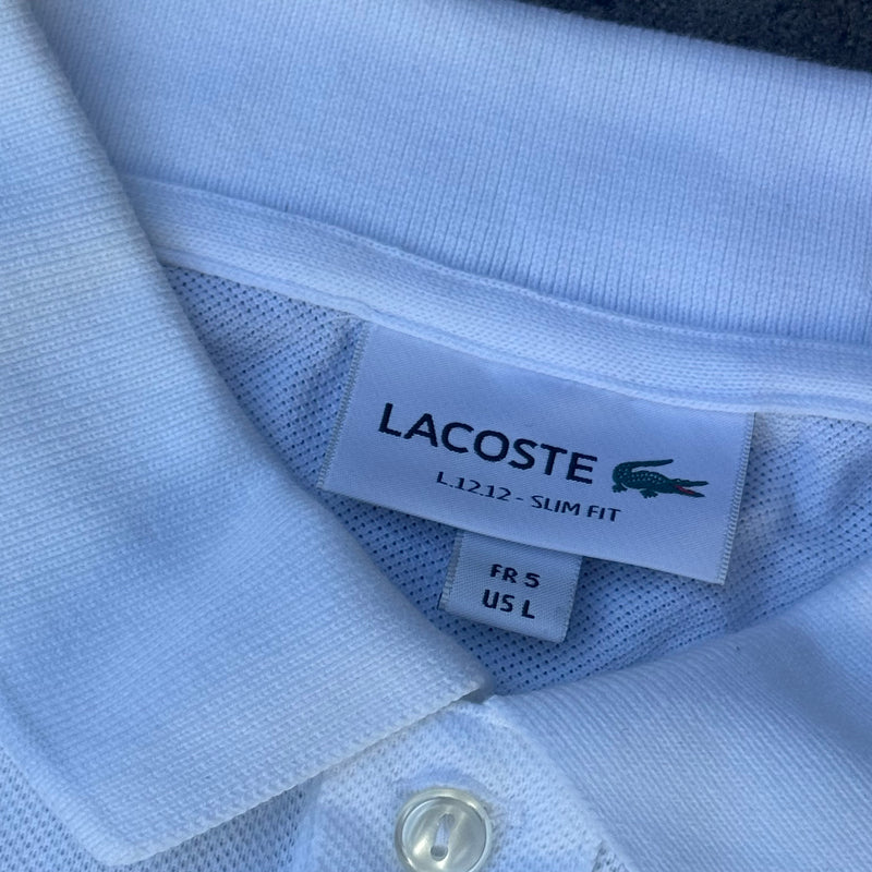 Detailansicht: Sourced limited accessories and clothes Lacoste vintage white poloshirt – Logo, Nähte oder Material