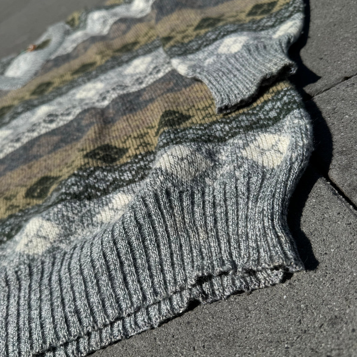 Le Laureat beautiful vintage knit sweater – Close-up 2