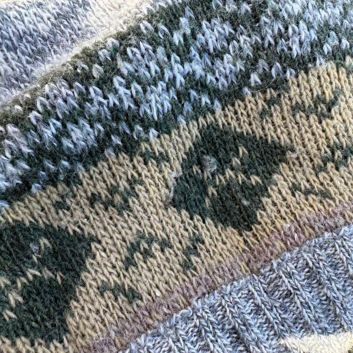 Le Laureat beautiful vintage knit sweater – Close-up 3