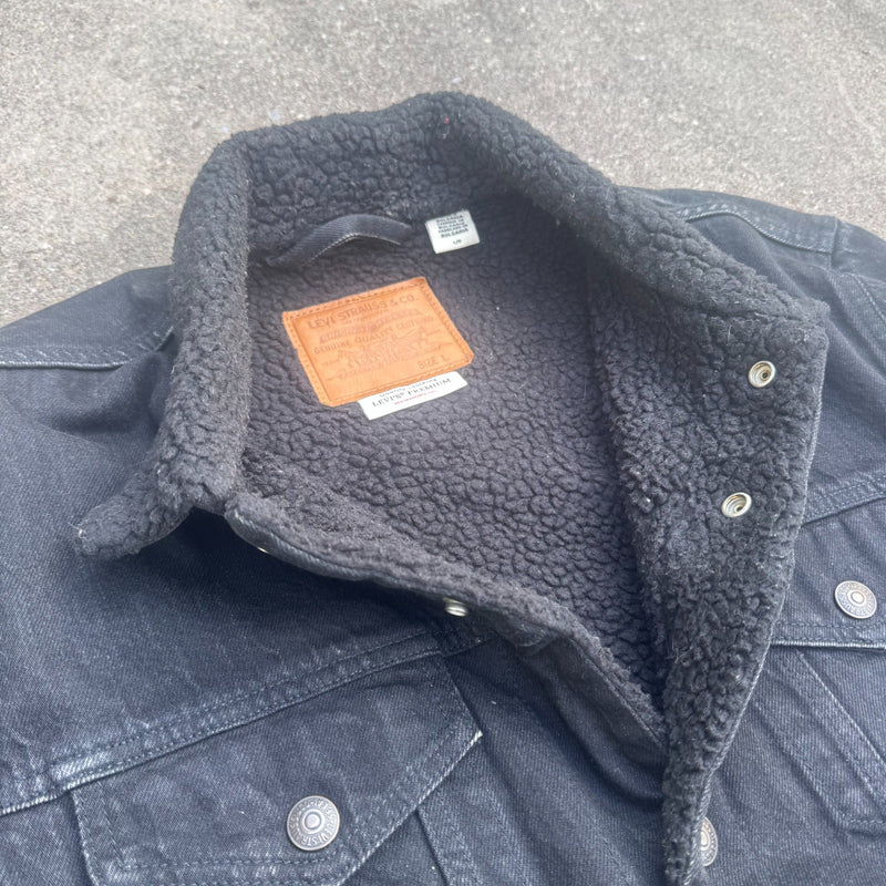 Detailansicht: Sourced limited accessories and clothes Levi Strauss black fluffy denim jacket – Logo, Nähte oder Material