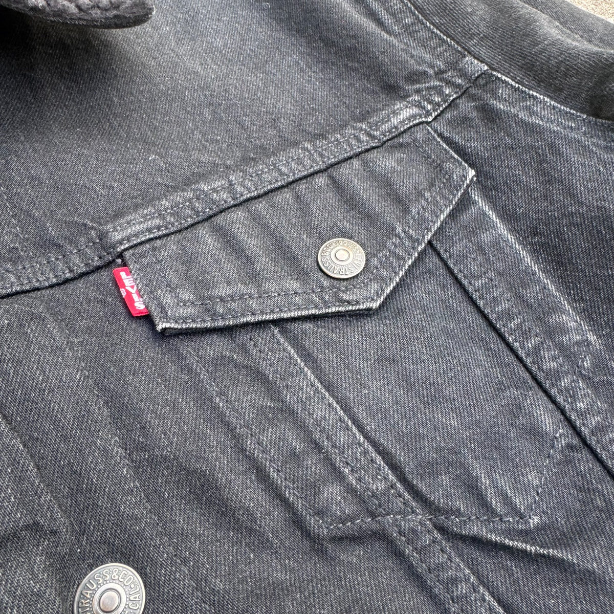Levi Strauss black fluffy denim jacket – Close-up 3