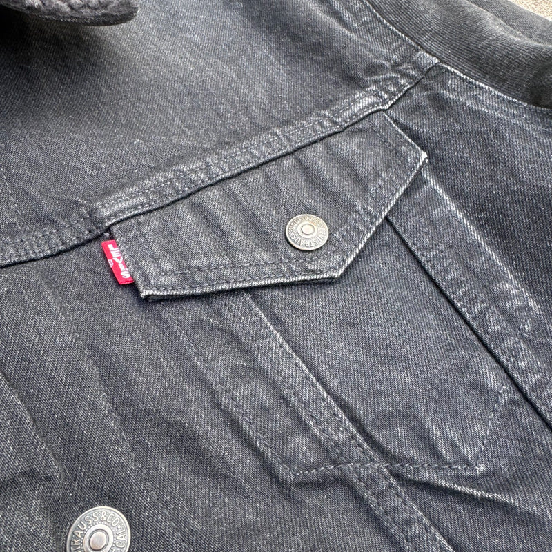 Detailansicht: Sourced limited accessories and clothes Levi Strauss black fluffy denim jacket – Logo, Nähte oder Material