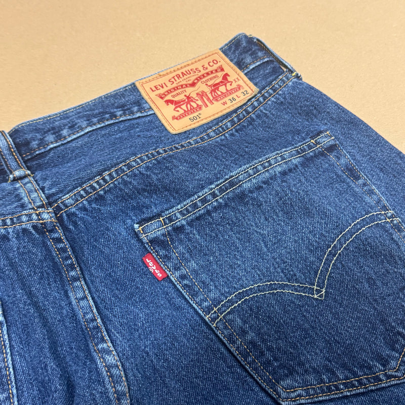 Detailansicht: Sourced limited accessories and clothes Levi Strauss Co. vintage straight leg jeans – Logo, Nähte oder Material