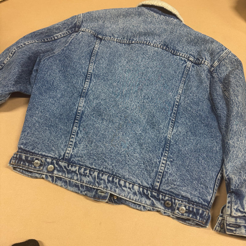 Detailansicht: Sourced limited accessories and clothes Levi Strauss vintage fluffy denim jacket – Logo, Nähte oder Material