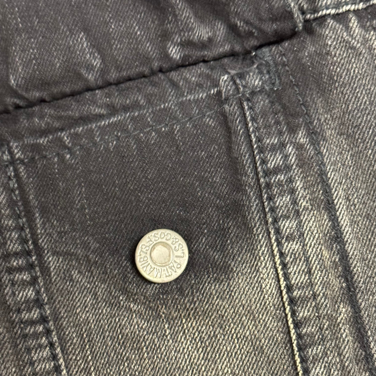 Levi Strauss vintage style black denim jeans jacket – Close-up 5