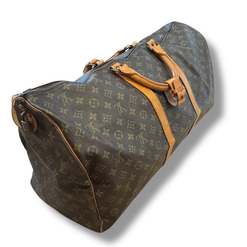 Detailansicht: Sourced limited accessories and clothes Louis Vuitton Keepall 55 monogram leather bag – Logo, Nähte oder Material