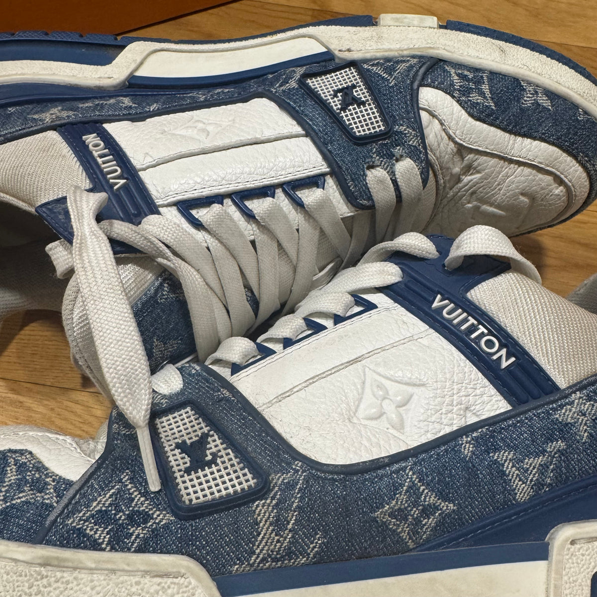 Louis Vuitton LV Trainer Monogram Denim White Blue – Close-up 1