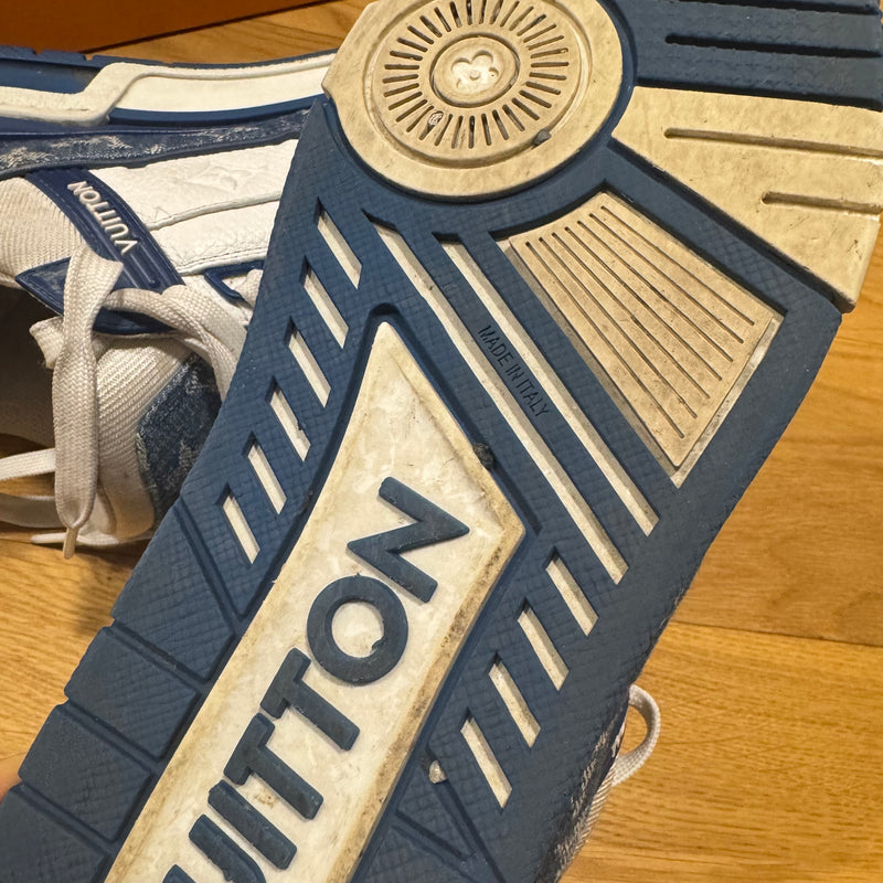 Detailansicht: Sourced limited accessories and clothes Louis Vuitton LV Trainer Monogram Denim White Blue – Logo, Nähte oder Material