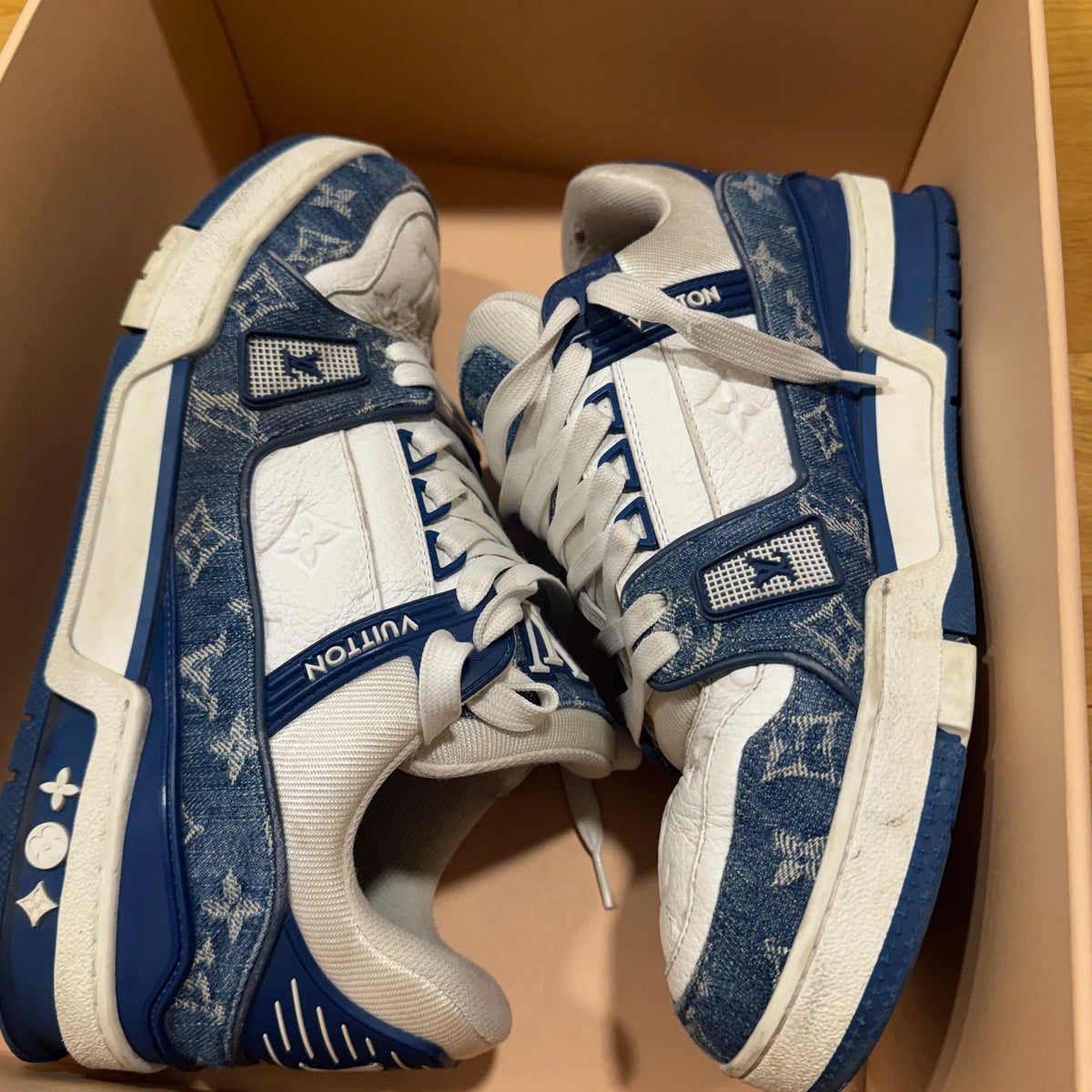 Louis Vuitton LV Trainer Monogram Denim White Blue – Close-up 6