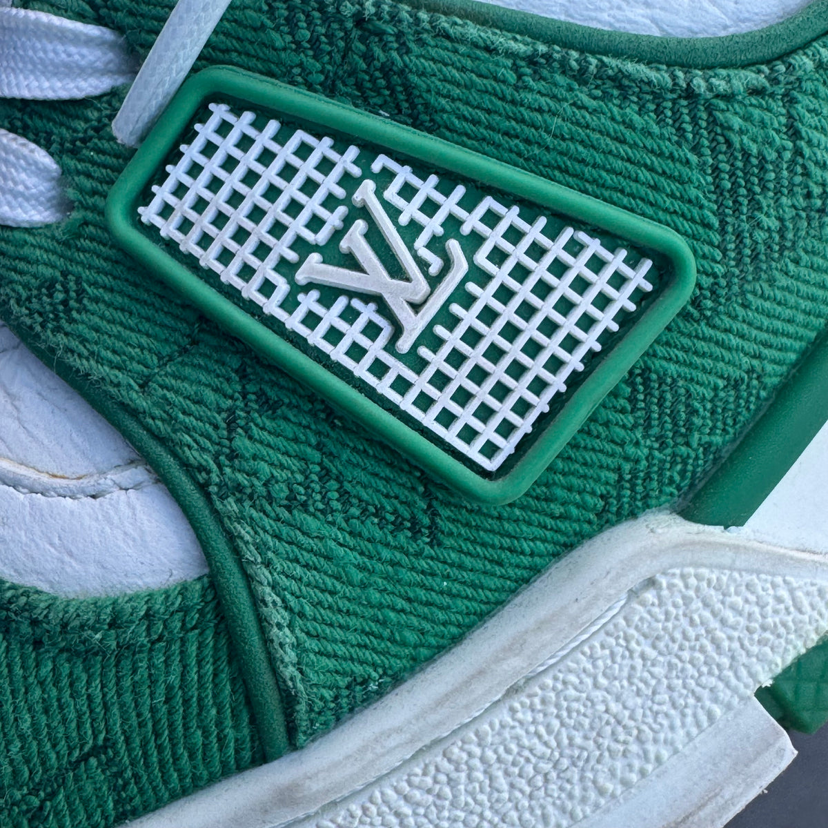Louis Vuitton LV Trainer Monogram green and white – Close-up 9