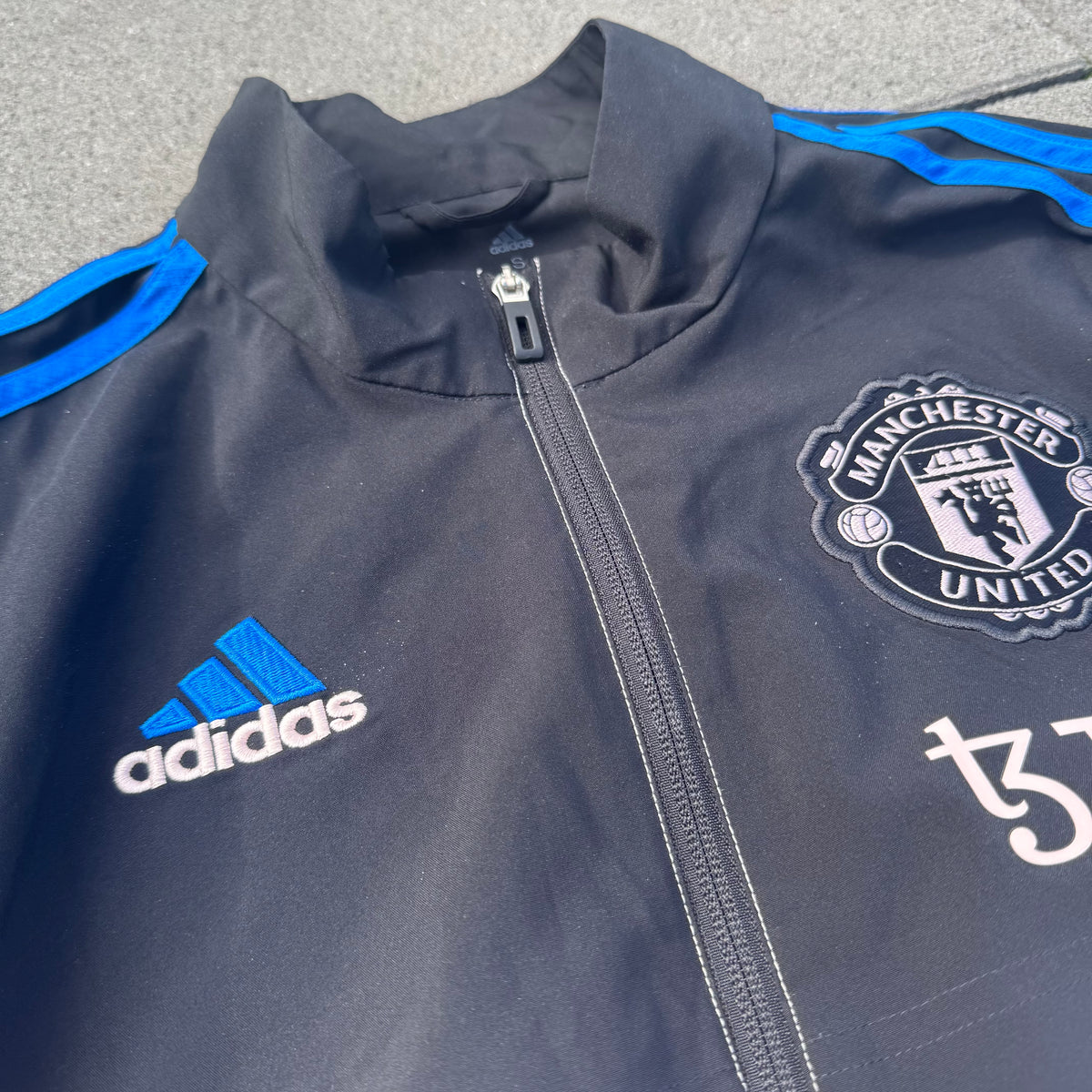 Manchester United vintage adidas track jacket – Close-up 1