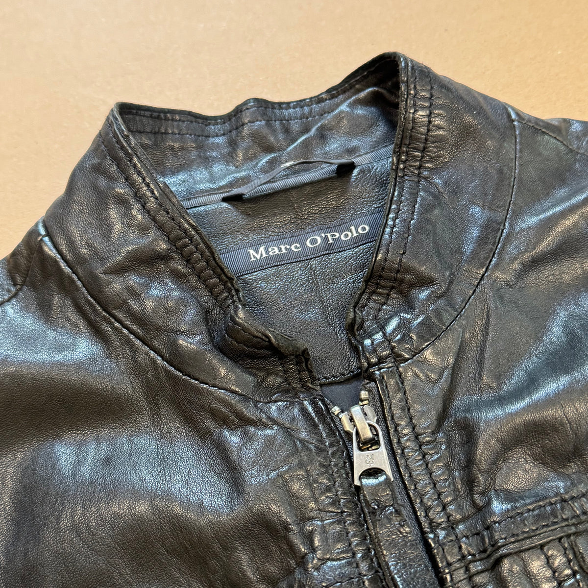 Marc'O Polo vintage black women's leather jacket – Close-up 1