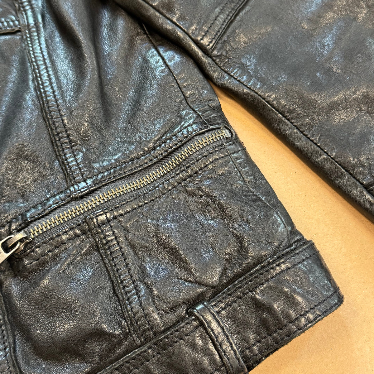 Marc'O Polo vintage black women's leather jacket – Close-up 2