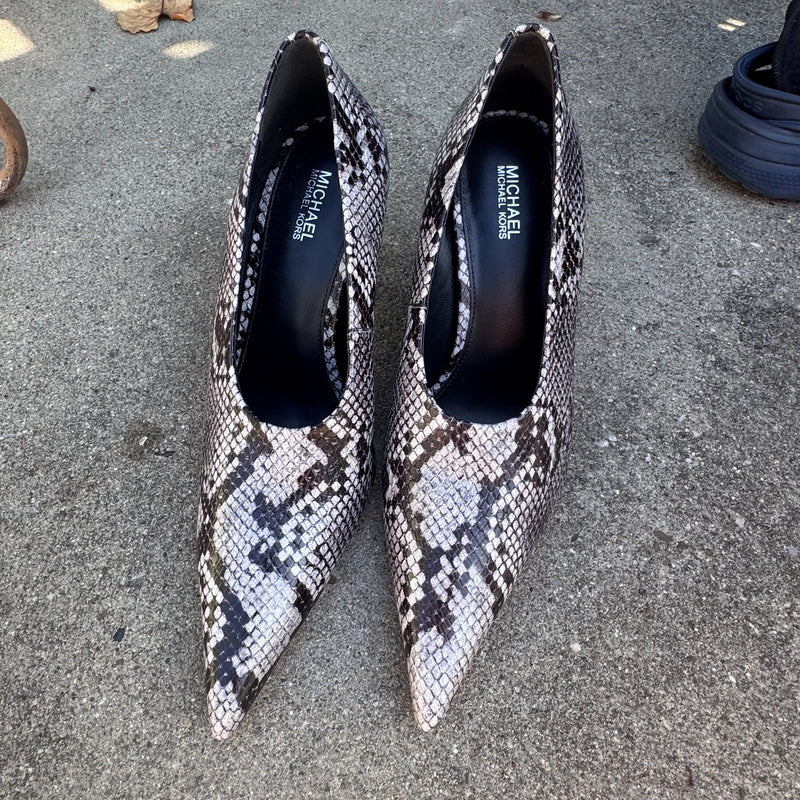 Detailansicht: Sourced limited accessories and clothes Michael Kors black high heels – Logo, Nähte oder Material