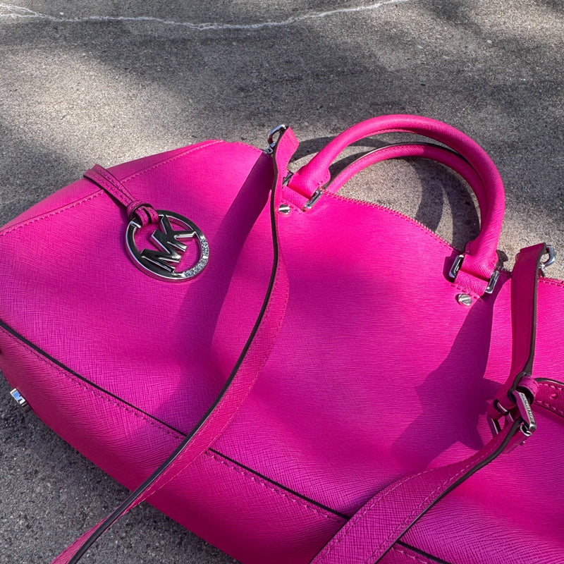 Detailansicht: Sourced limited accessories and clothes Michael Kors pink designer handbag – Logo, Nähte oder Material
