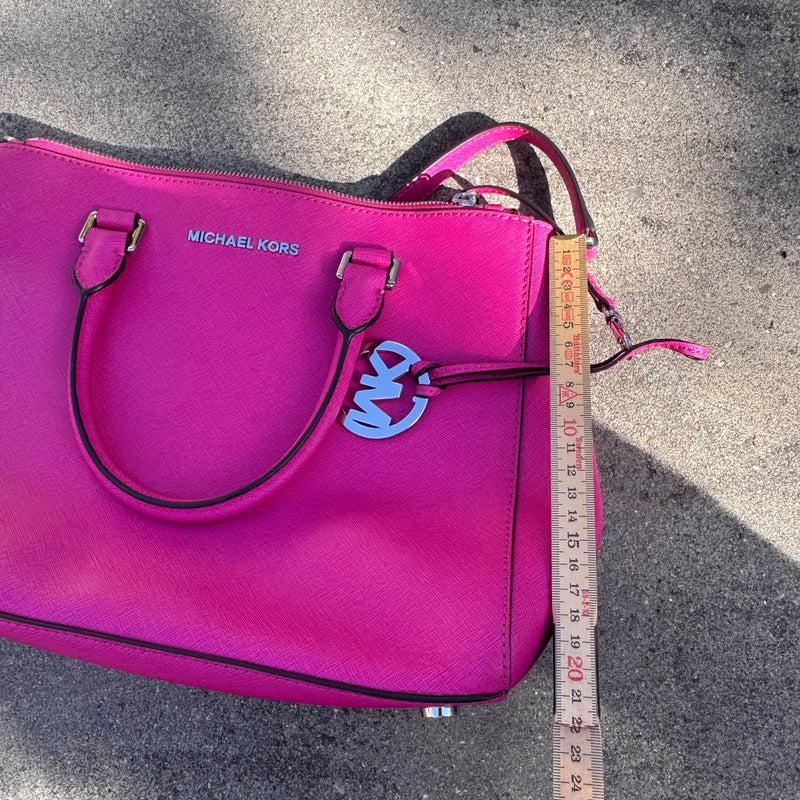 Detailansicht: Sourced limited accessories and clothes Michael Kors pink designer handbag – Logo, Nähte oder Material