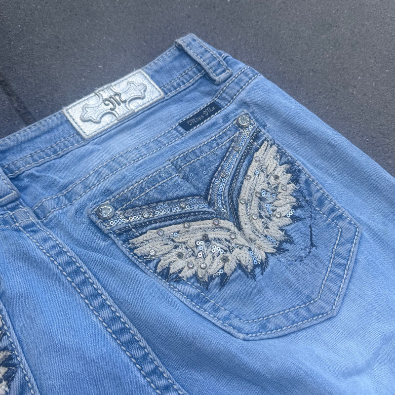 Detailansicht: Sourced limited accessories and clothes Miss Me angel y2k skyblue jeans – Logo, Nähte oder Material