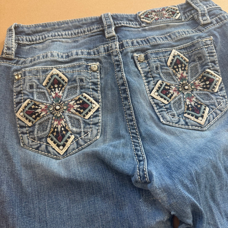 Detailansicht: Sourced limited accessories and clothes Miss Me embroidered vintage denim jeans – Logo, Nähte oder Material