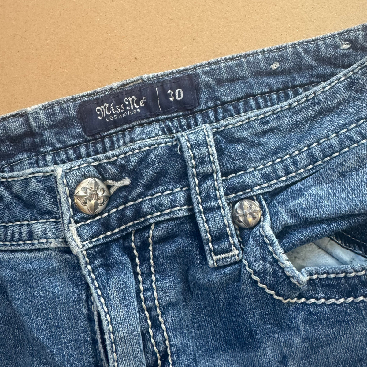Miss Me embroidered vintage denim jeans – Close-up 5