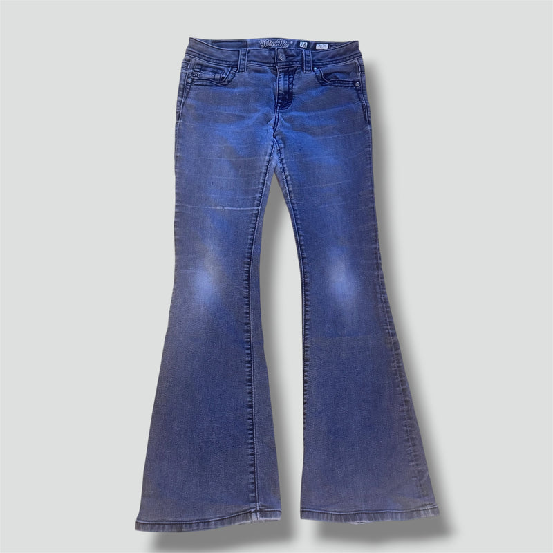 Detailansicht: Sourced limited accessories and clothes Miss Me plain wide leg bootcut jeans – Logo, Nähte oder Material