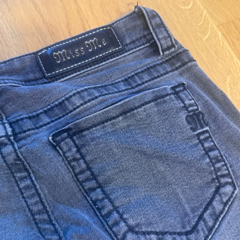 Detailansicht: Sourced limited accessories and clothes Miss Me plain wide leg bootcut jeans – Logo, Nähte oder Material