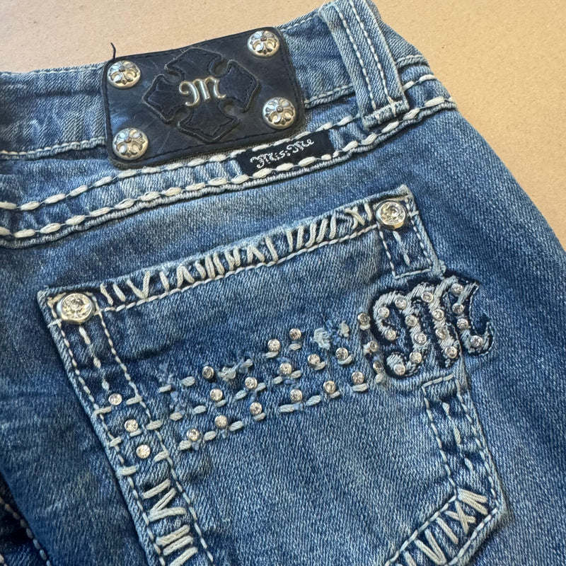 Detailansicht: Sourced limited accessories and clothes Miss Me rhinestones slim jeans – Logo, Nähte oder Material