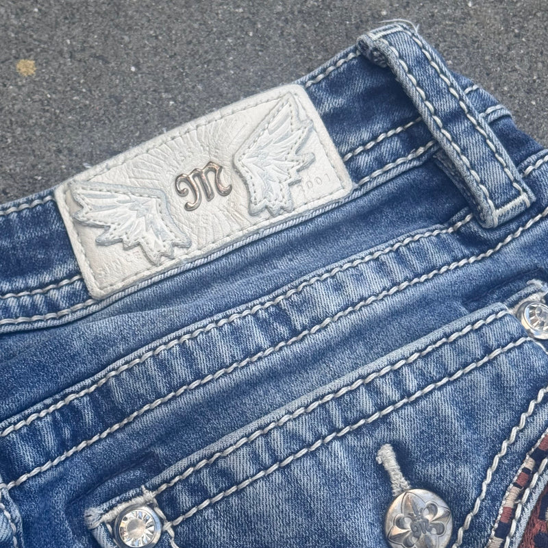 Detailansicht: Sourced limited accessories and clothes Miss Me y2k bootcut high waisted jeans – Logo, Nähte oder Material