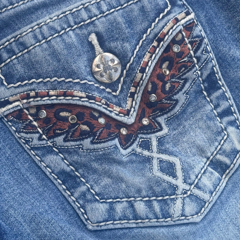 Detailansicht: Sourced limited accessories and clothes Miss Me y2k bootcut high waisted jeans – Logo, Nähte oder Material