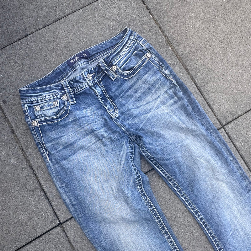 Detailansicht: Sourced limited accessories and clothes Miss Me y2k bootcut high waisted jeans – Logo, Nähte oder Material