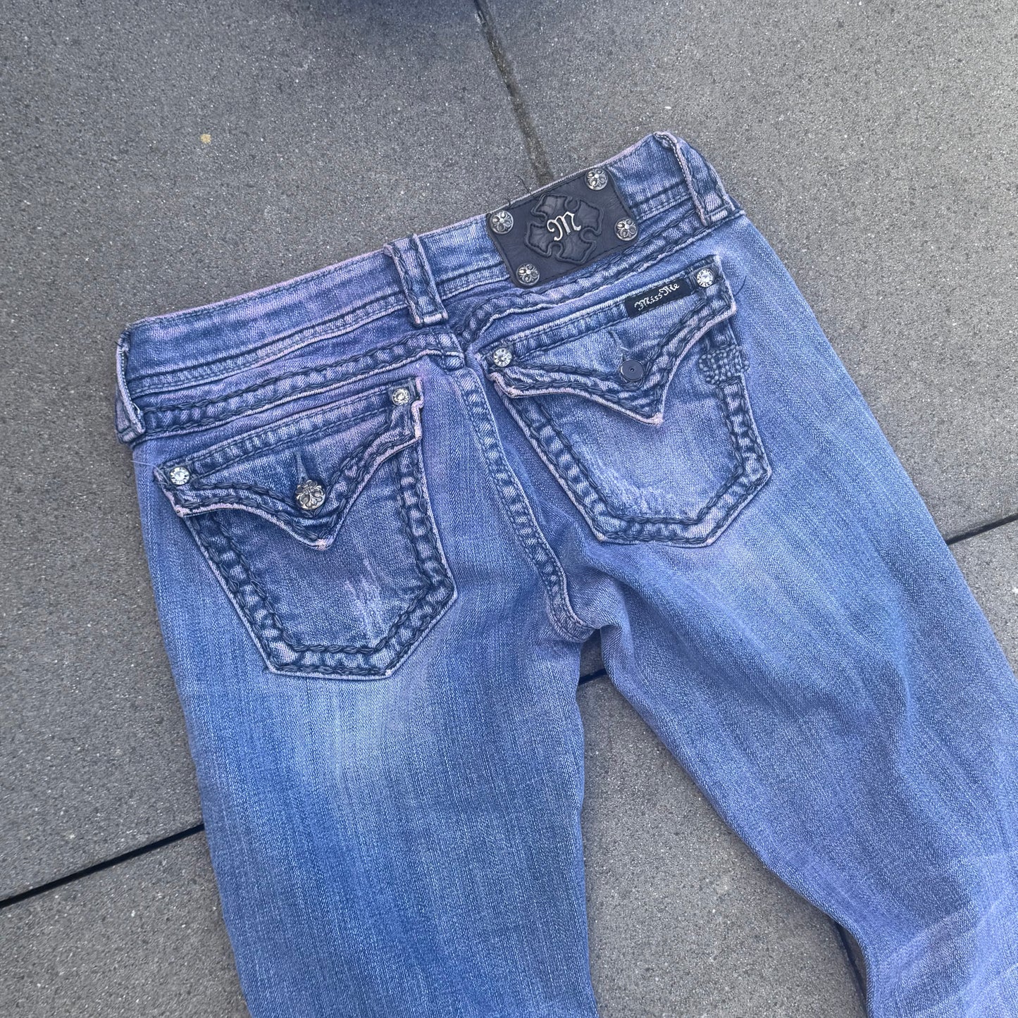 Miss Me y2k bootcut pink washed jeans – Close-up 1