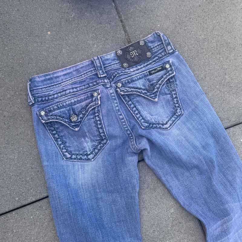 Detailansicht: Sourced limited accessories and clothes Miss Me y2k bootcut pink washed jeans – Logo, Nähte oder Material
