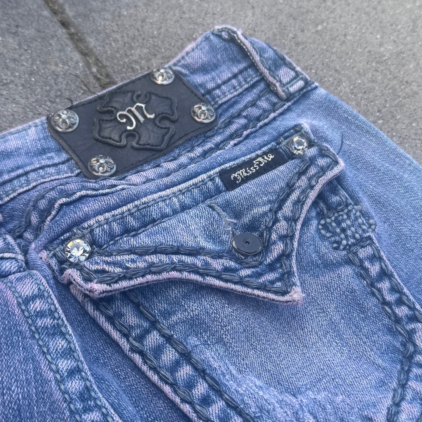 Miss Me y2k bootcut pink washed jeans – Close-up 2