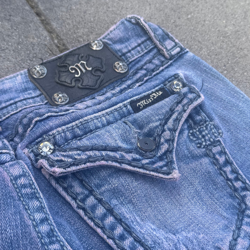 Detailansicht: Sourced limited accessories and clothes Miss Me y2k bootcut pink washed jeans – Logo, Nähte oder Material