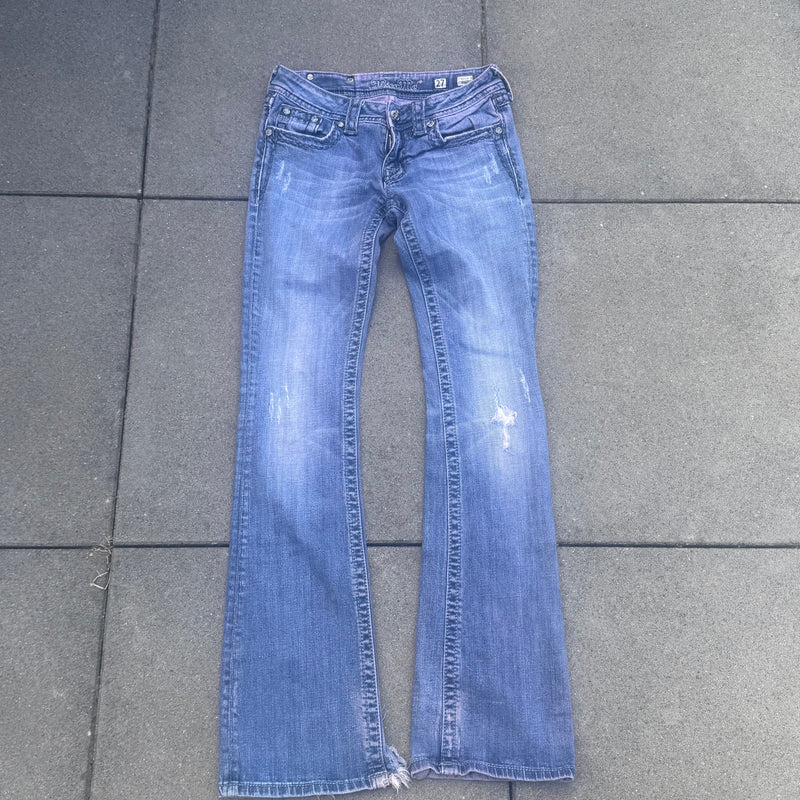 Detailansicht: Sourced limited accessories and clothes Miss Me y2k bootcut pink washed jeans – Logo, Nähte oder Material