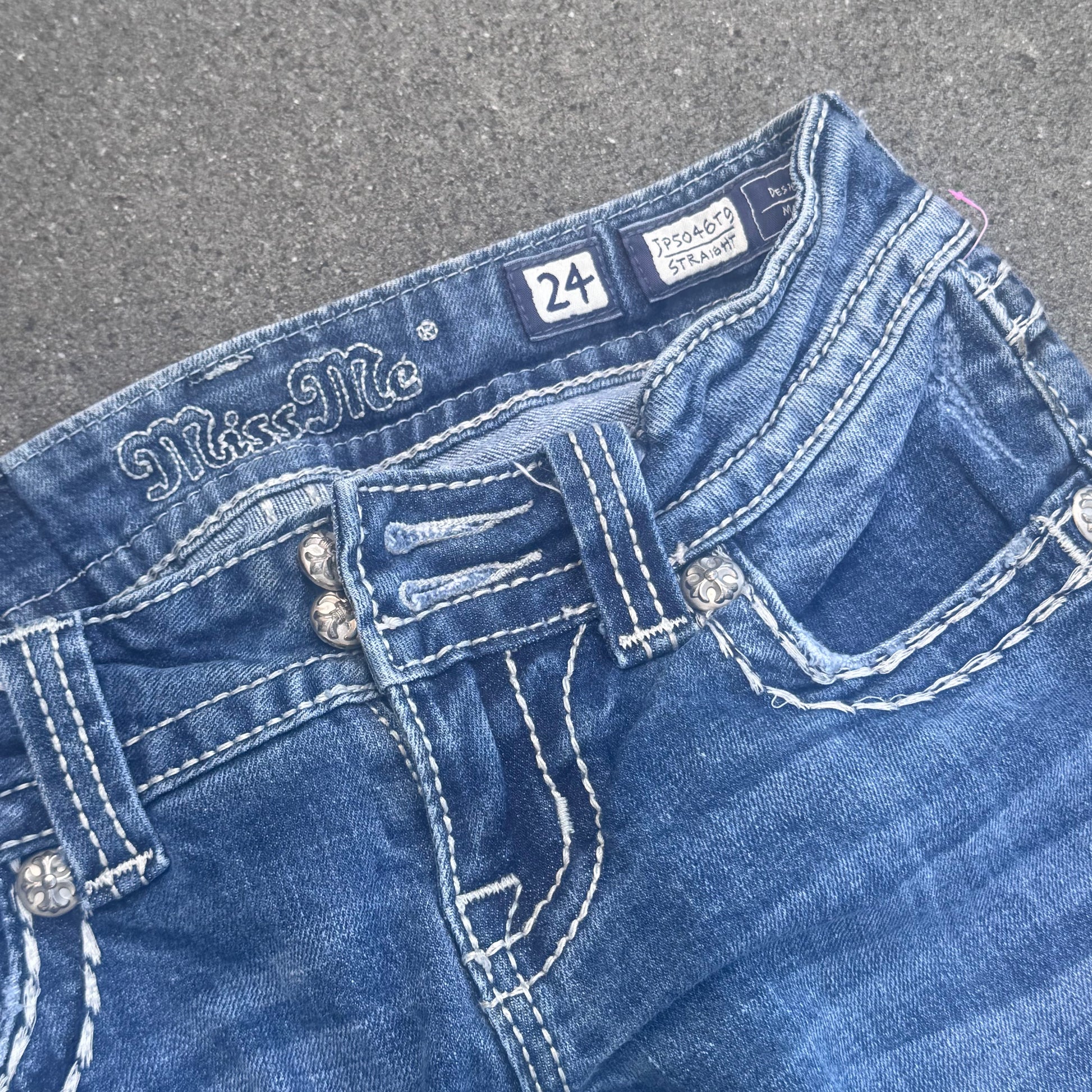 Miss Me y2k slim low waist jeans – Close-up 5