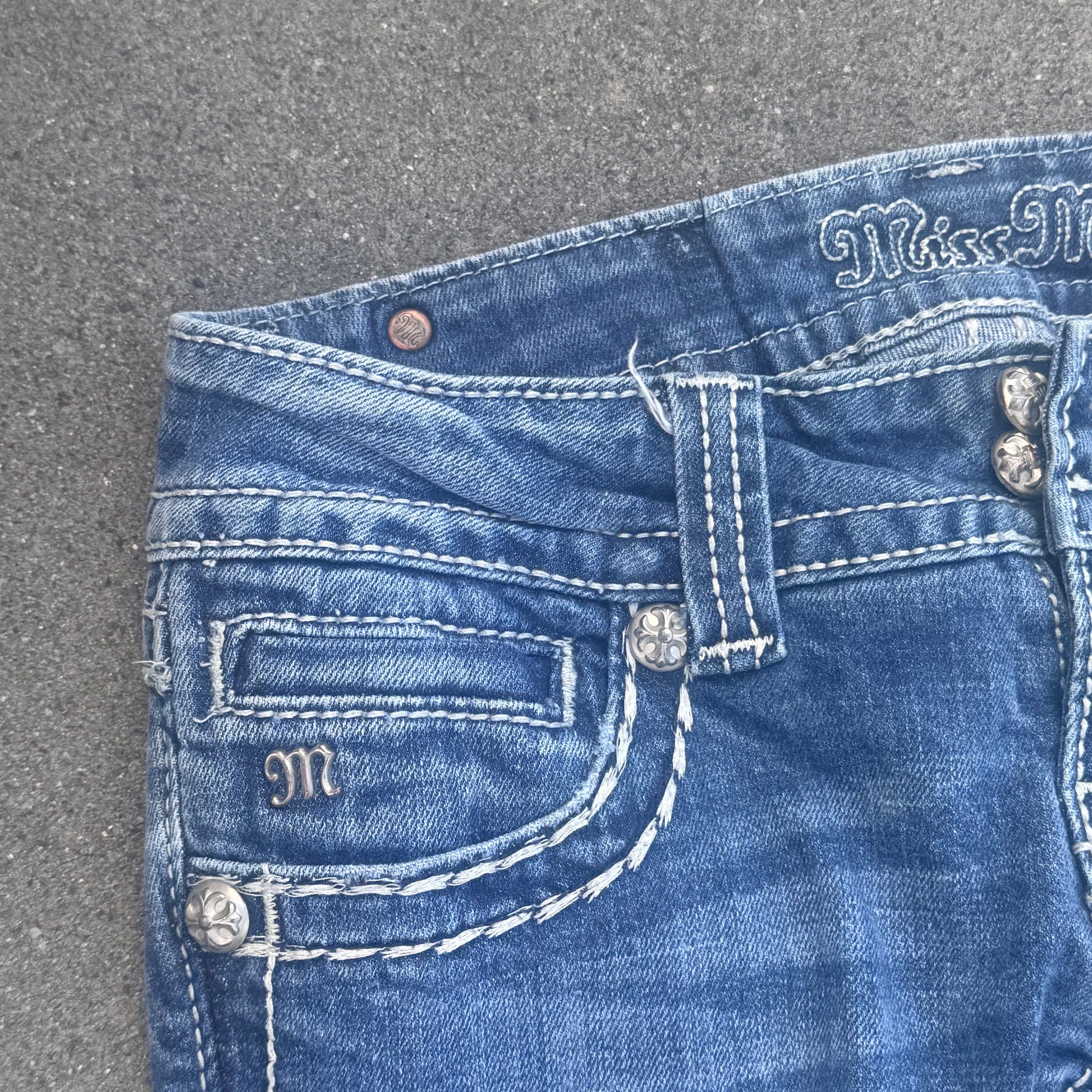 Miss Me y2k slim low waist jeans – Close-up 6