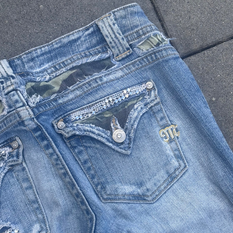 Detailansicht: Sourced limited accessories and clothes Miss Me y2k straight bootcut jeans – Logo, Nähte oder Material