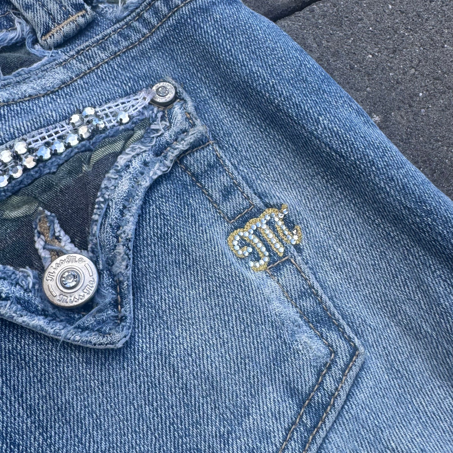 Miss Me y2k straight bootcut jeans – Close-up 3
