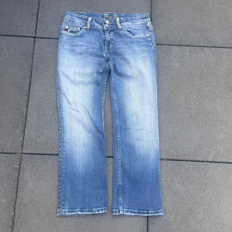 Detailansicht: Sourced limited accessories and clothes Miss Me y2k straight bootcut jeans – Logo, Nähte oder Material