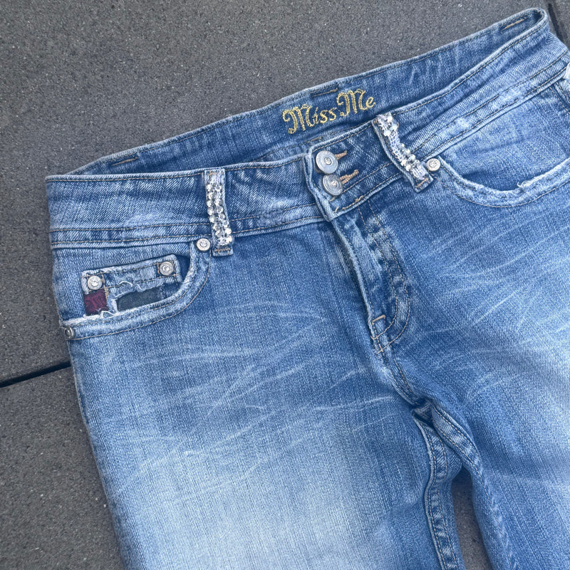Detailansicht: Sourced limited accessories and clothes Miss Me y2k straight bootcut jeans – Logo, Nähte oder Material