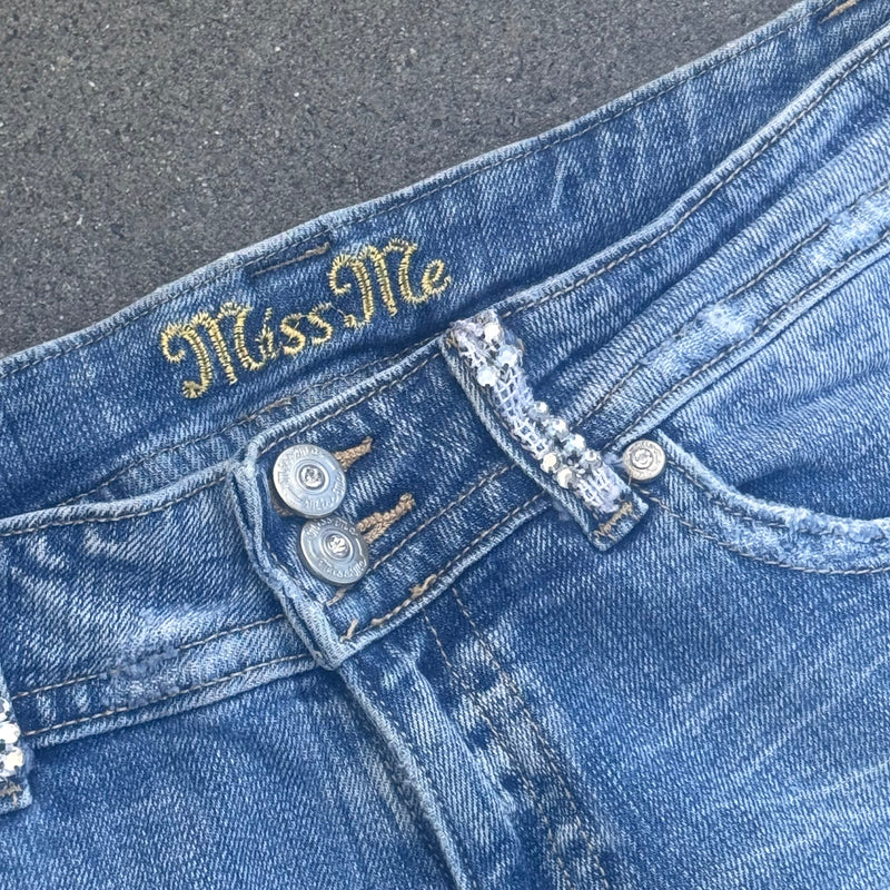 Detailansicht: Sourced limited accessories and clothes Miss Me y2k straight bootcut jeans – Logo, Nähte oder Material