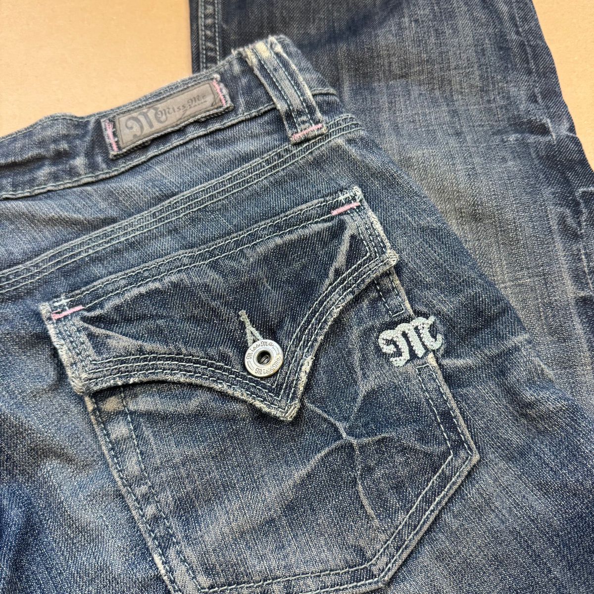 Miss Me Y2K vintage low waist jeans – Close-up 3