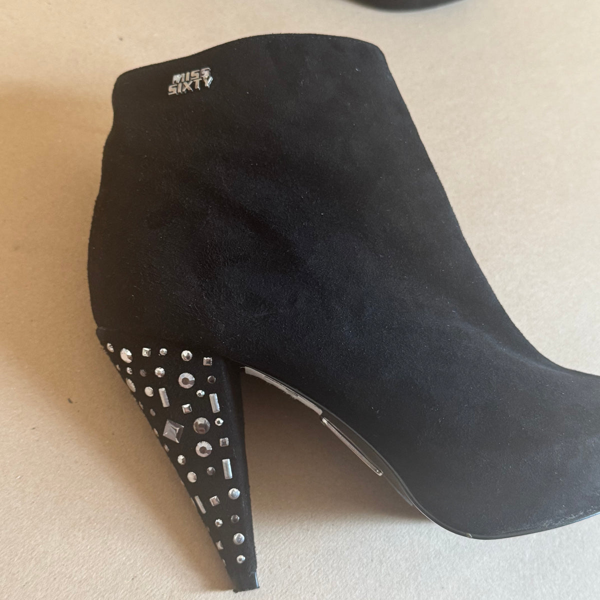 Miss Sixty black high heels with silver details – Close-up 1