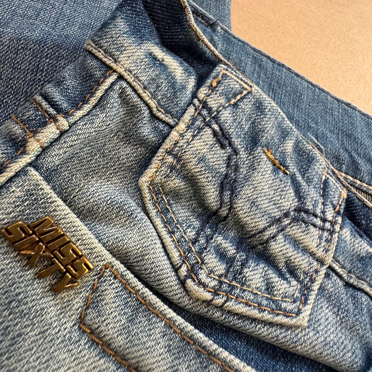 Miss Sixty style Magic "Kiss" retro jeans – Close-up 4