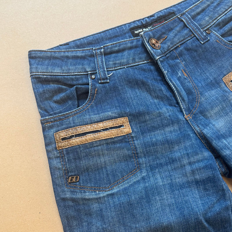 Detailansicht: Sourced limited accessories and clothes Miss Sixty Y2K Wide leg jeans – Logo, Nähte oder Material
